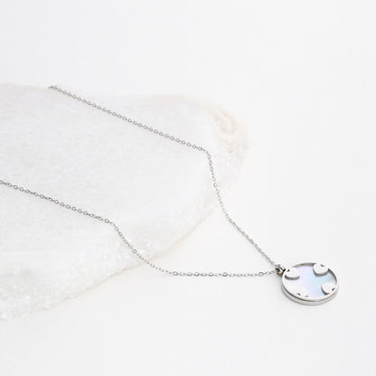 Steel necklace with hearts and mother of pearl. 