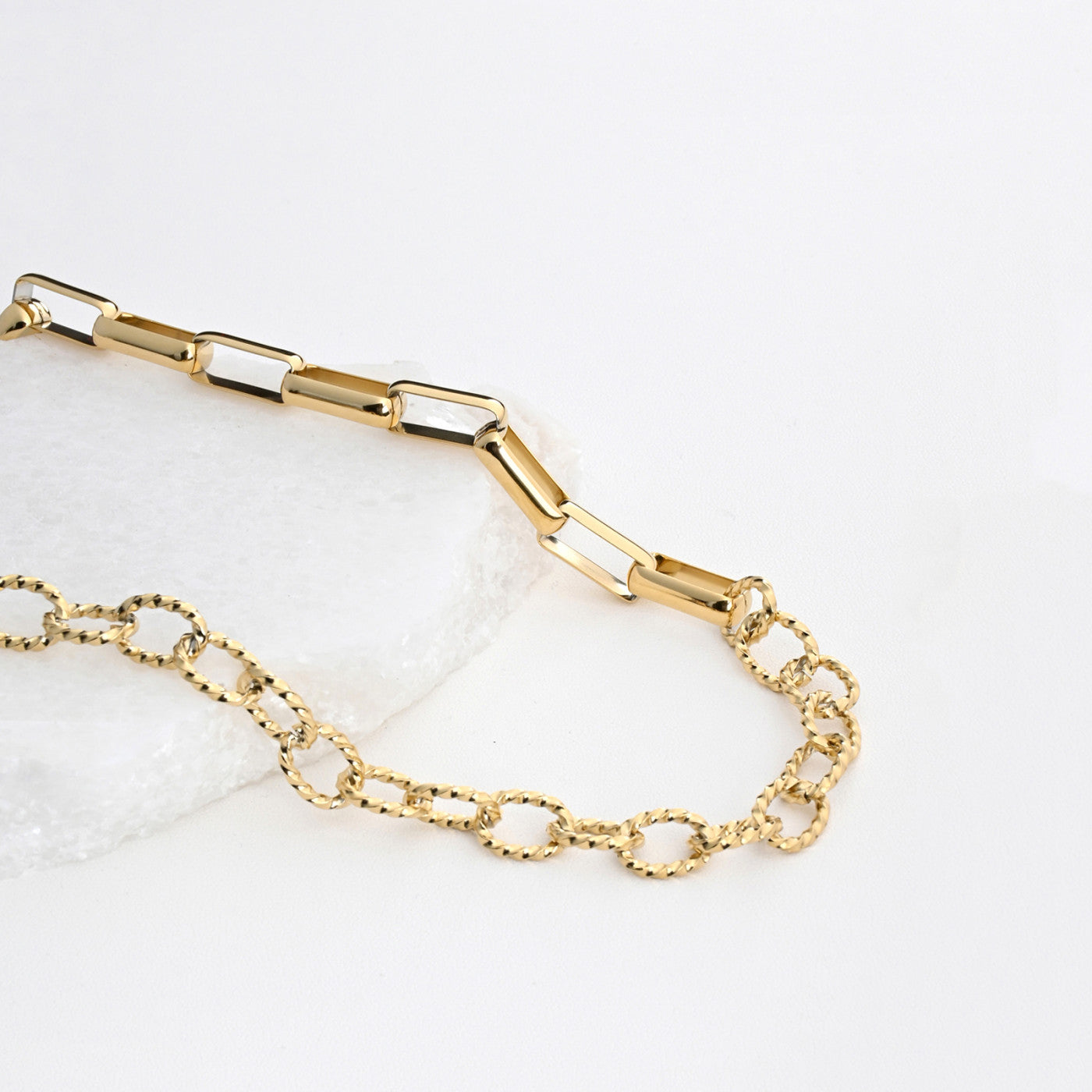 Reversible steel necklace with links