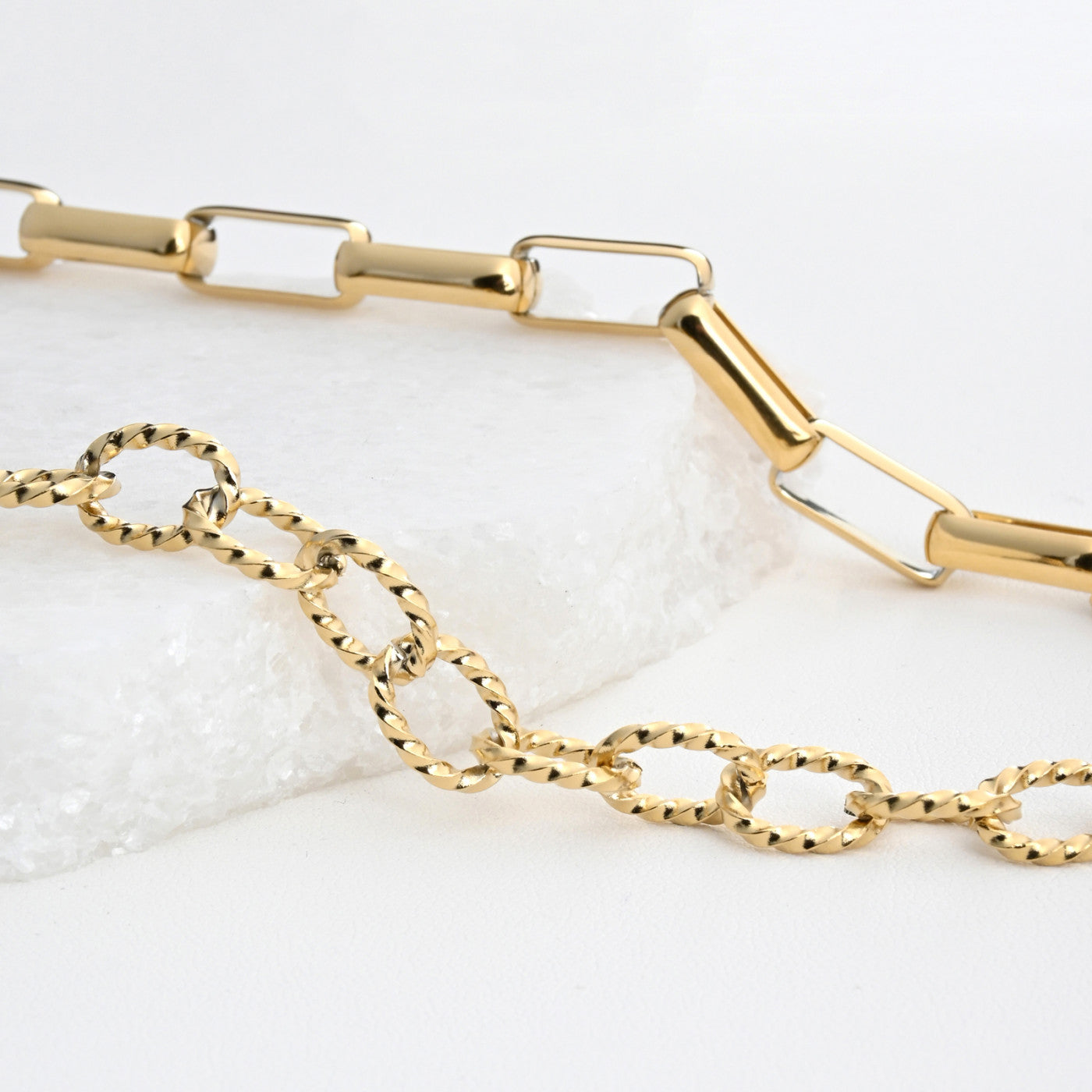 Reversible steel necklace with links