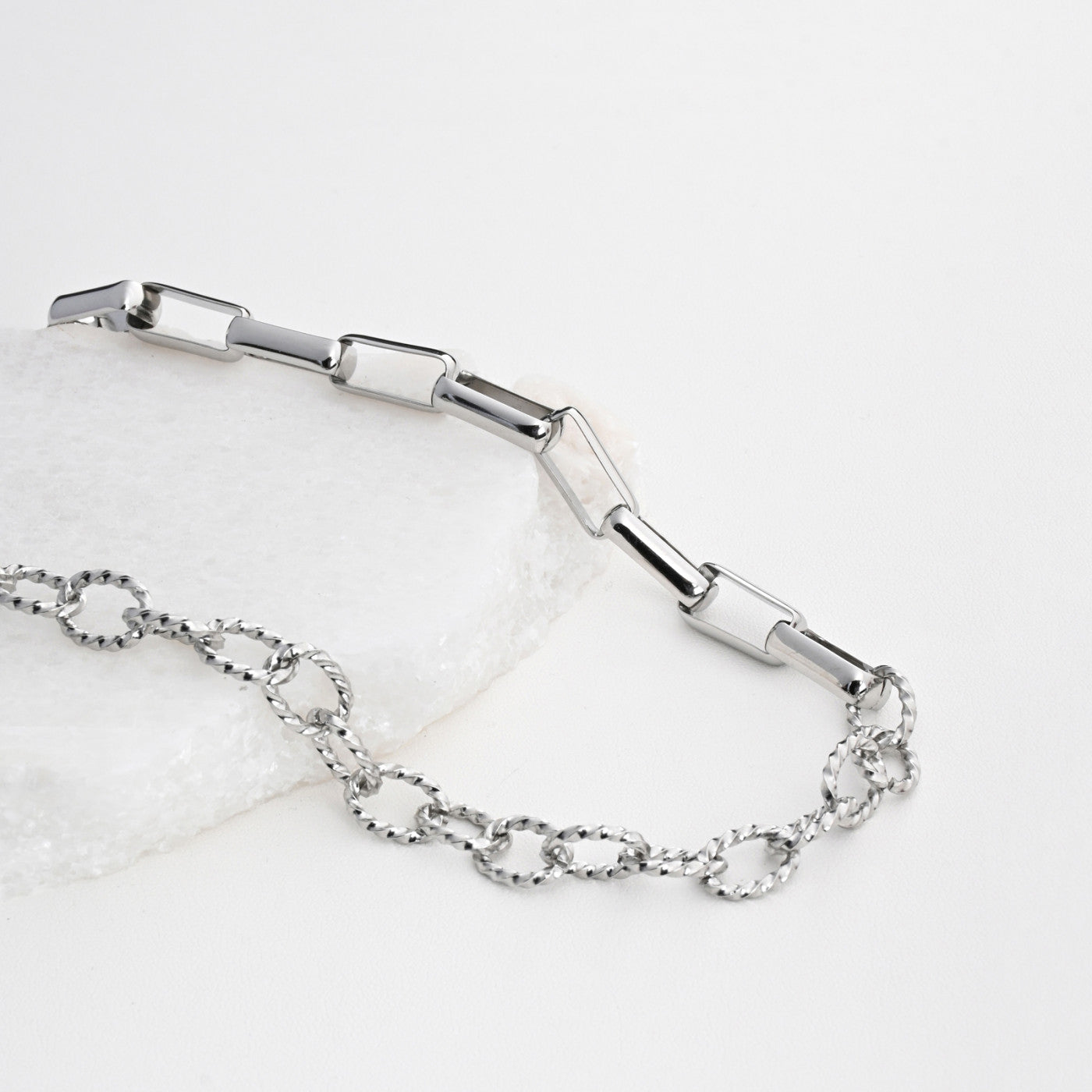 Reversible steel necklace with links