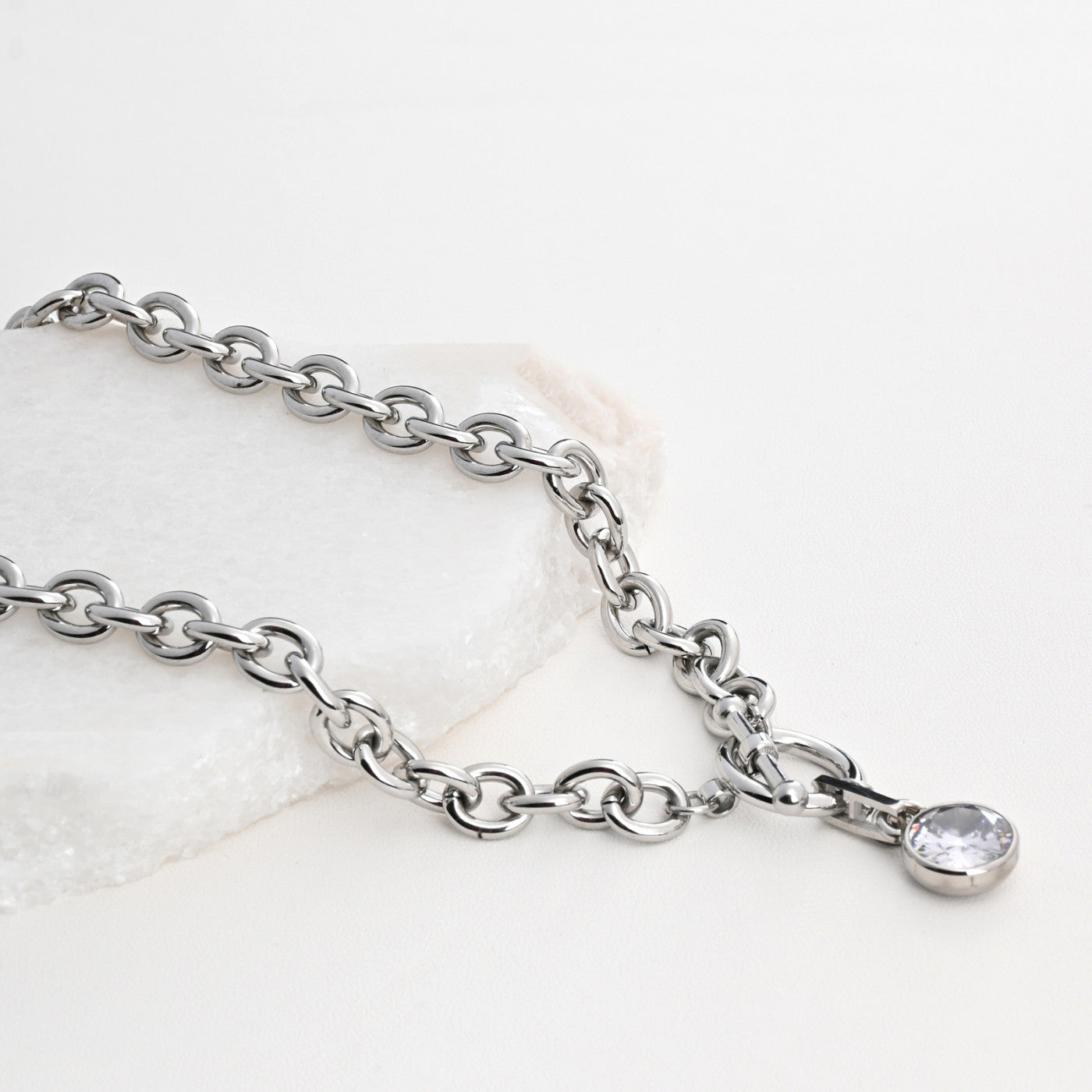 Steel necklace with links and zirconia